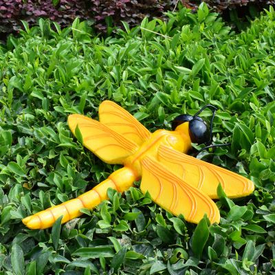 观景园林景区黄色卡通玻璃钢蜻蜓雕塑