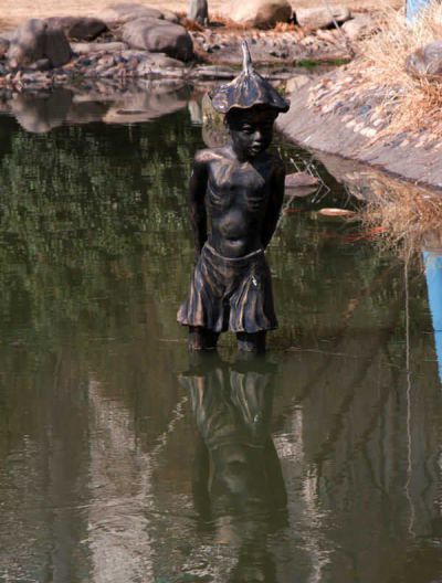 公园池塘头戴荷叶的男孩人物铜雕荷花雕塑