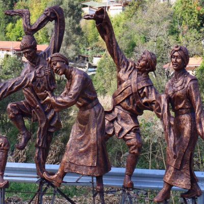 翩翩起舞的少数民族人物铜雕塑