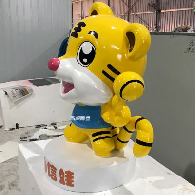 公园里摆放的手拿球的玻璃钢彩绘虎雕塑