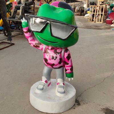 街道玻璃钢招手的青蛙雕塑