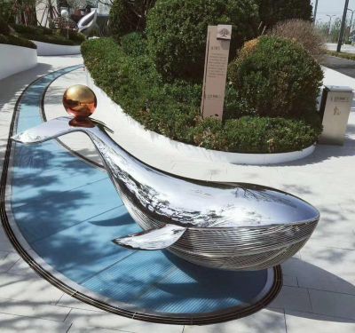 户外街道一只游玩的不锈钢海豚雕塑