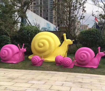 公园摆放的一大五小的喷漆蜗牛雕塑