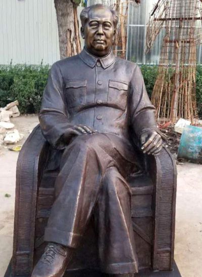 景区坐在椅子上的毛主席毛泽东雕塑