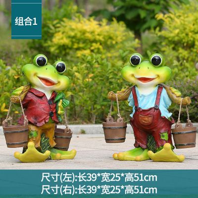 酒店两只在挑水的玻璃钢青蛙雕塑