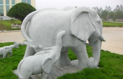 公园草坪创意景观大理石石雕小象跟着大象雕塑