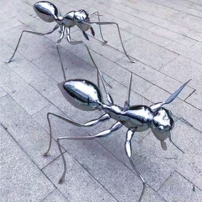 景区广场爬行两只小号白钢玻璃钢蚂蚁雕塑