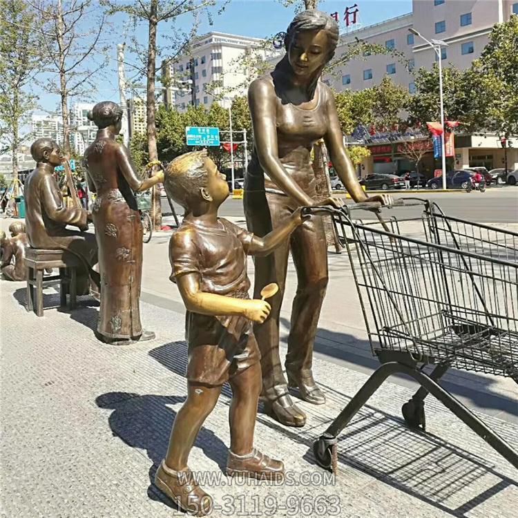 城市街道摆放玻璃钢仿铜购物母子人物雕塑