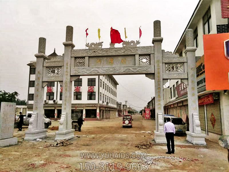 新农村口摆放大理石三门四柱牌坊雕塑