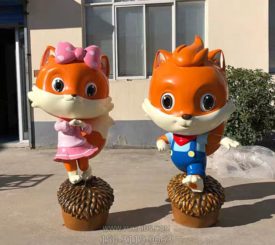 幼儿园两只站在松子上的卡通玻璃钢松鼠雕塑