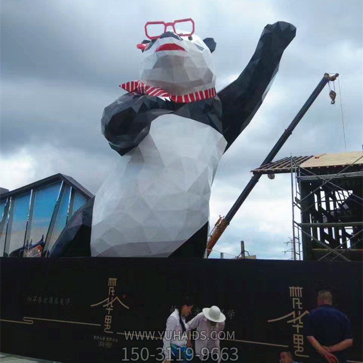 园林广场大型不锈钢几何创意熊猫雕塑