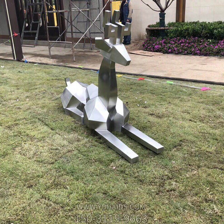 不锈钢块面鹿，趴地上的梅花鹿抽象雕塑