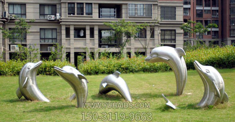 小区一群跳动的不锈钢海豚雕塑