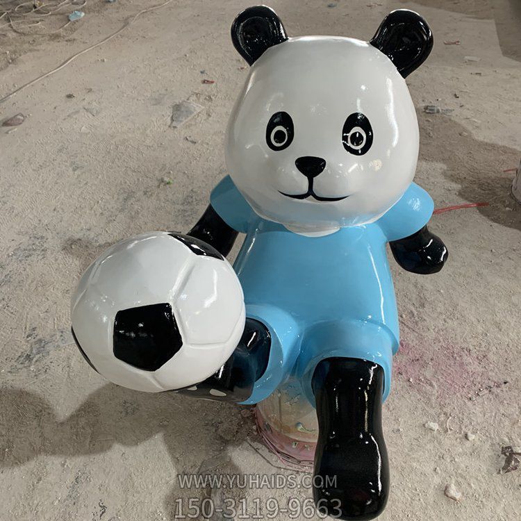 商场园林玻璃钢卡通踢足球的熊猫雕塑