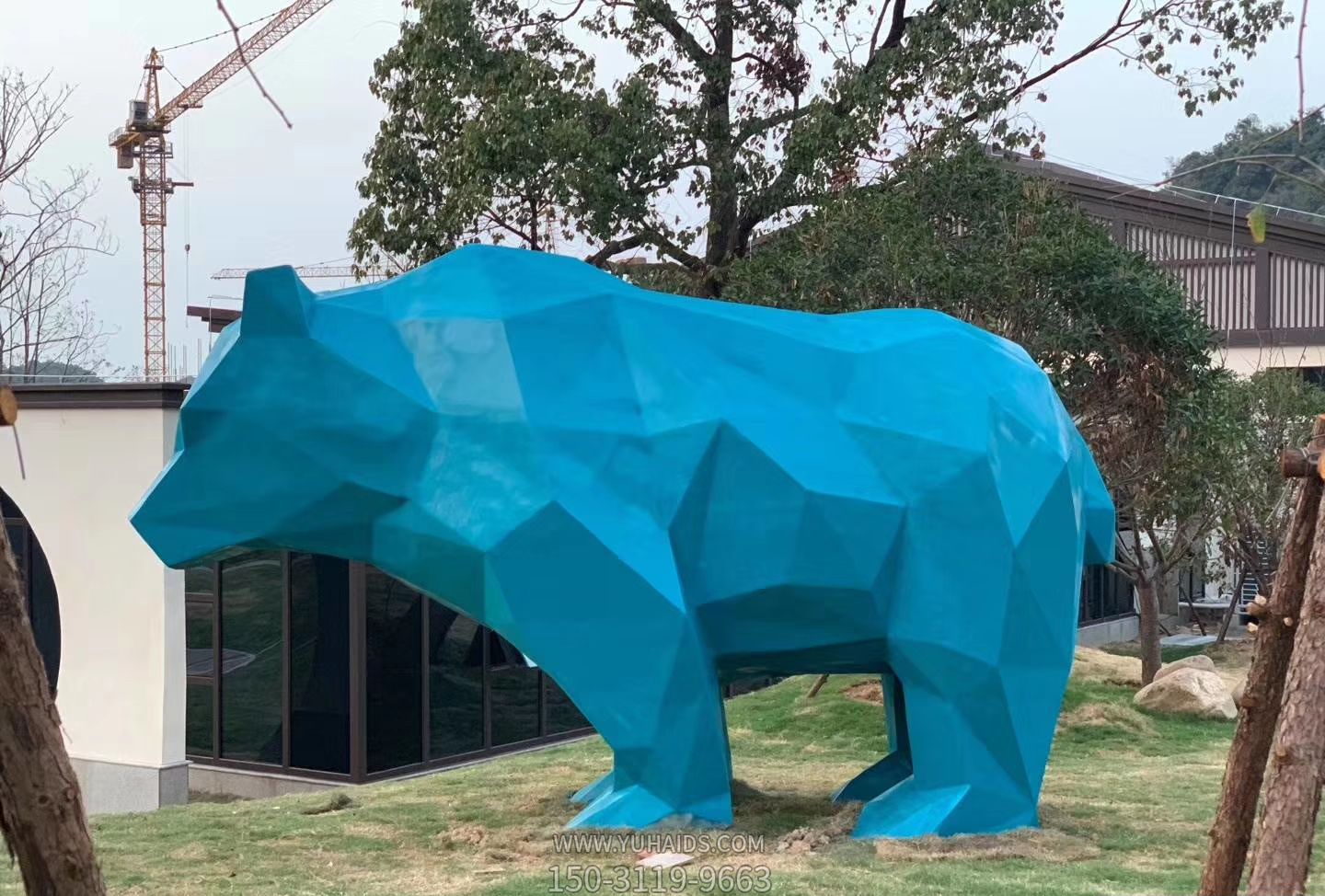 别墅商业街摆放爬行蓝色玻璃钢熊雕塑