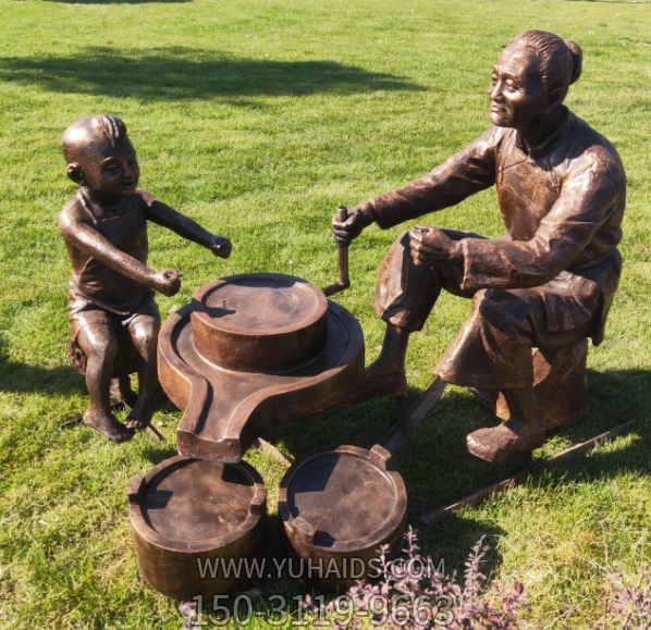 磨豆子雕塑，玻璃钢仿铜人物，奶奶和孙子一起磨豆子的场景雕塑