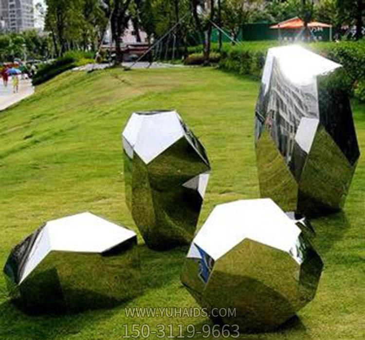 公园摆放四个不锈钢镜面石头雕塑