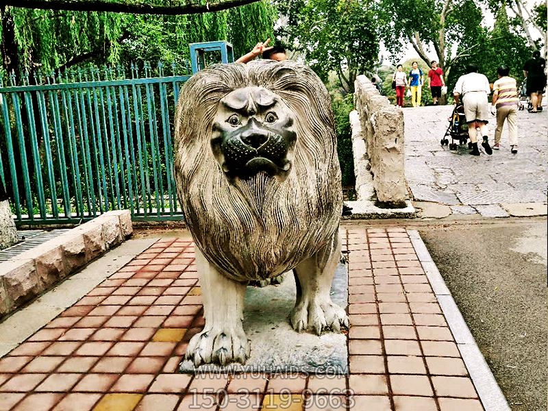 大型仿真玻璃钢户外街道创意行走的狮子雕塑