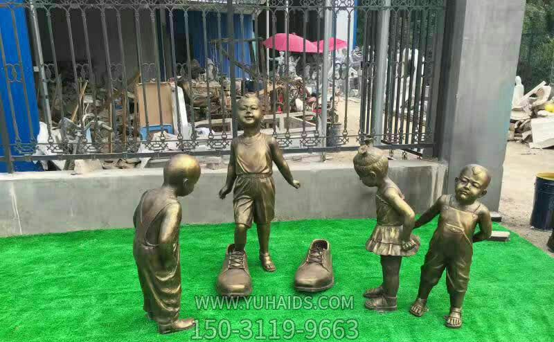 公园穿大鞋的铜雕儿童雕塑