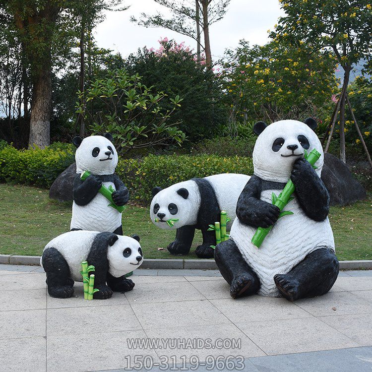 吃竹子的仿真熊猫雕塑