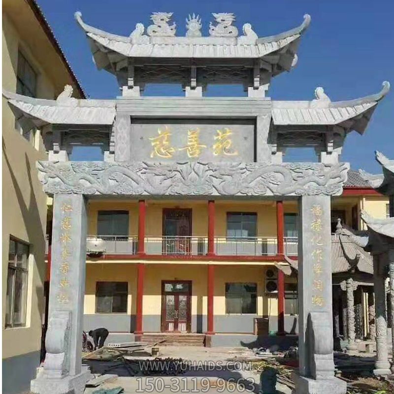 青石村口前摆放单门牌楼石牌坊雕塑