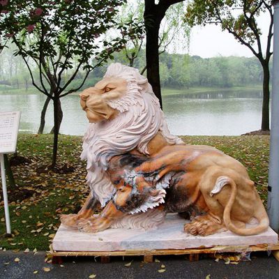 公园湖边大型仿真动物玻璃钢树脂卧着的狮子雕塑