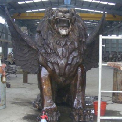 景区广场摆放大型铸铜西方飞狮雕塑