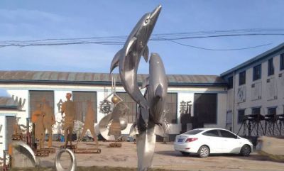 农场院内三只不锈钢海豚雕塑