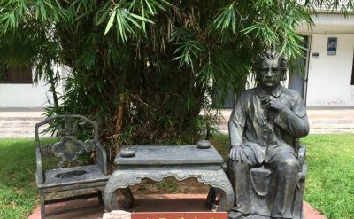 校园名人铜雕坐着休息的爱因斯坦雕塑