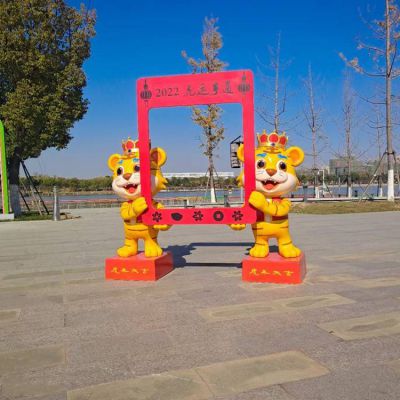 商场摆放玻璃钢卡通老虎相框景观雕塑