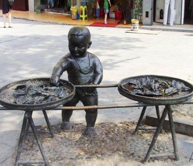景区创意铜雕养蚕的儿童雕塑