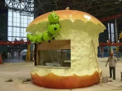 游乐园户外摆放玻璃钢蛀虫吃苹果屋雕塑