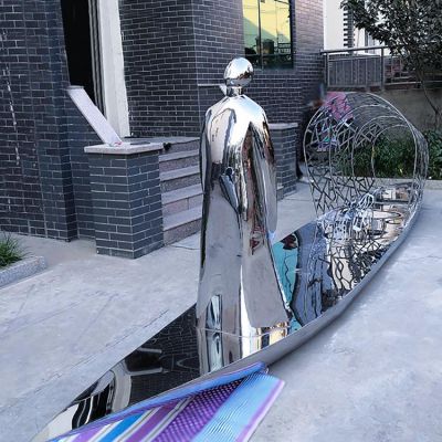 不锈钢镂空创意小船 镜面人物雕塑 城市艺术小品
