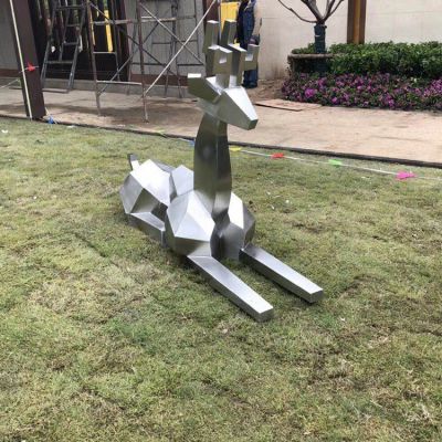 不锈钢块面鹿，趴地上的梅花鹿抽象雕塑