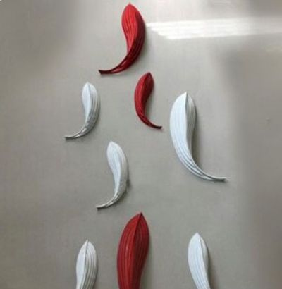 河边一群游泳的不锈钢喷漆鱼雕塑