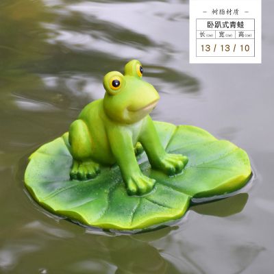 水中漂浮的荷叶上的玻璃钢树脂青蛙雕塑