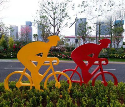 城市街道旁摆放不锈钢彩绘骑单车人物雕塑