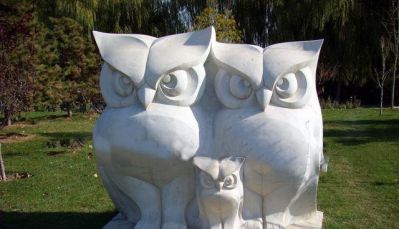 动物园一家三口汉白石猫头鹰老鹰雕塑