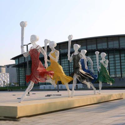 城市街道广场镂空不锈钢持火炬跑步的美女雕塑