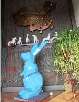 商业街一只大号蓝色玻璃钢兔子雕塑