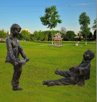 公园景观人物铜雕撞拐雕塑