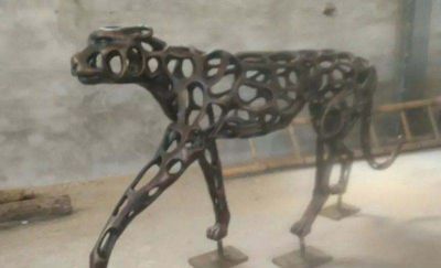 豹子雕塑-公园行走中的金钱豹镂空仿铜创意雕塑