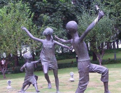 公园铜雕玩耍放风筝的儿童雕塑