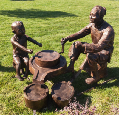 磨豆子雕塑，玻璃钢仿铜人物，奶奶和孙子一起磨豆子的场景雕塑