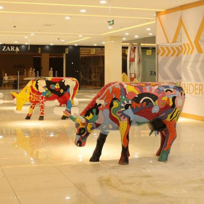 商场室内摆放玻璃钢彩绘创意牛雕塑