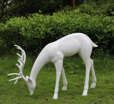 户外园林低头吃草的玻璃钢白色鹿雕塑