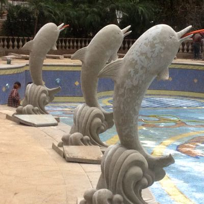 海边三只吃食的石雕海豚雕塑