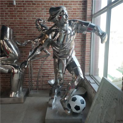 不锈钢镜面校园室内广场踢足球的人物雕塑