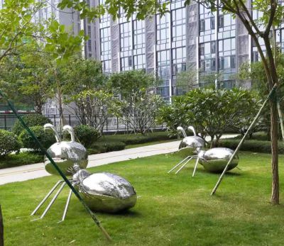 庭院观景区摆放可爱不锈钢蚂蚁雕塑