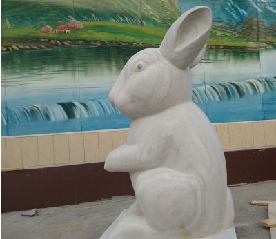 公园庭院一只白色石雕兔子雕塑
